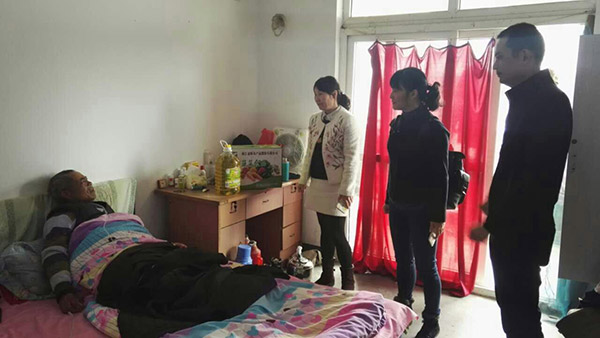 1498100212165334.jpg 201703党员自愿服务=慰问社区难题人民1.jpg