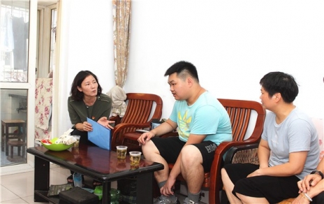 结对社区难题家庭，持续发展赞助助学