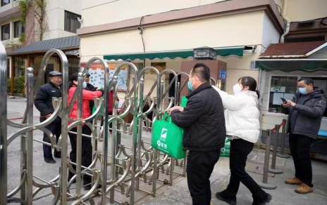 一份情驱散严寒，一片心常驻公益